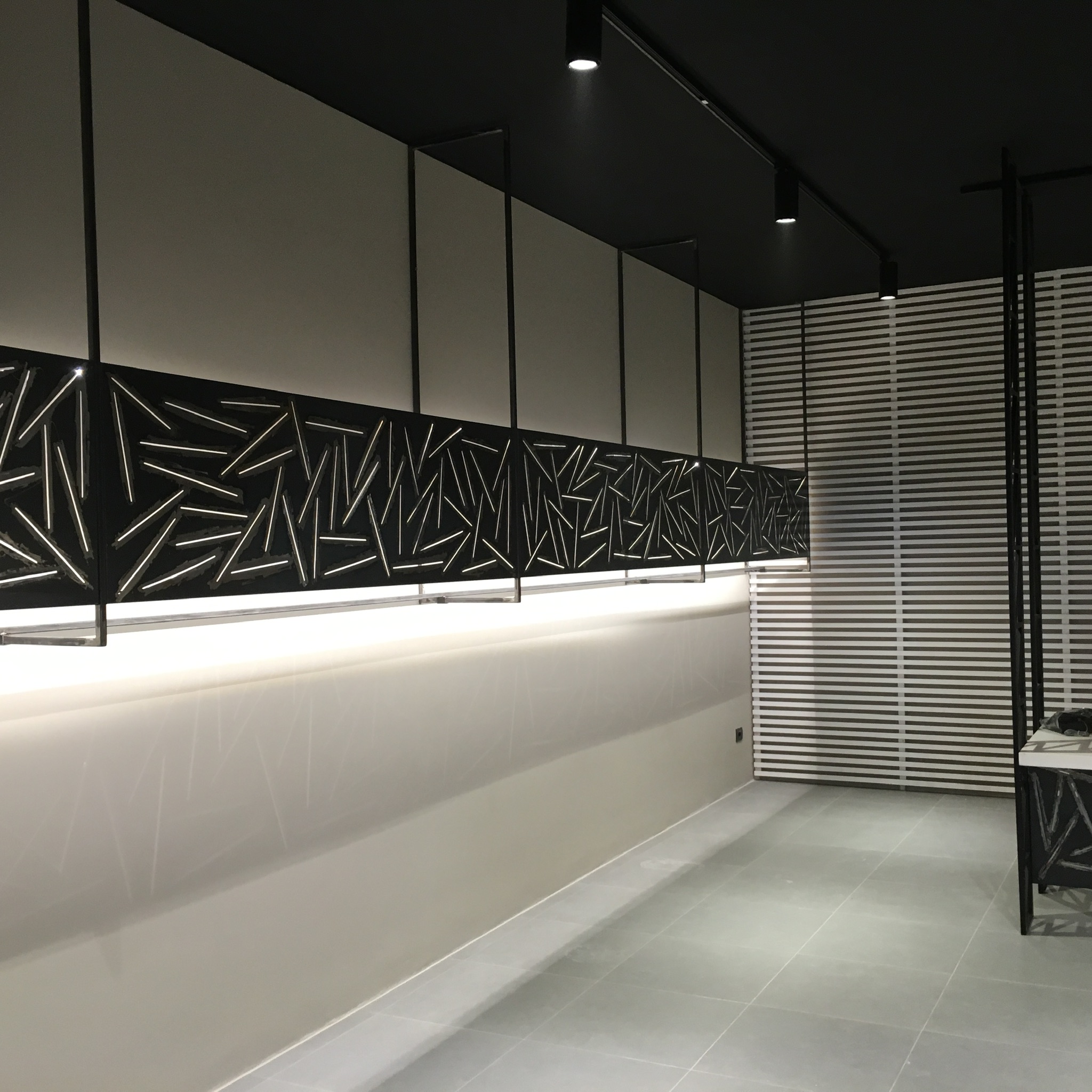 Showroom commerciale con pannelli decorativi e illuminazione — lavoro Leone Pitturazioni